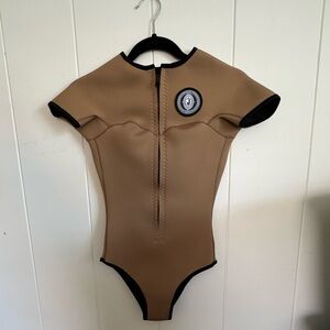 Jonesea CARAMEL BERMUDA SPRINGSUIT BNWOT